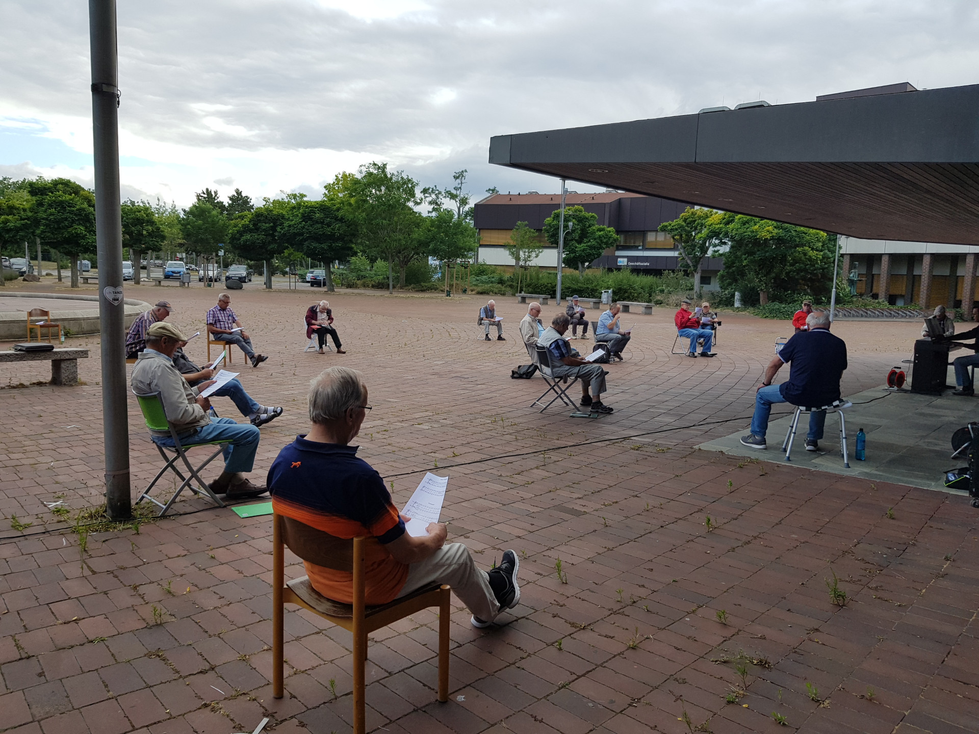 Probe auf Theatervorplatz